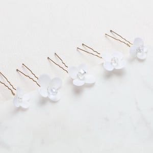 wedding hair pins, Daisy hair clips, Daisy hair pin, white Daisy hair pin, artifiacial flowers, weddings, rustic hair pin,