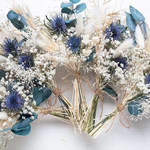 Trockenblumenstrauß, natürliche blaue Distel, Hochzeitsgetrocknete Blumenstrauß. Hochzeitsaccessoires, Blumendekor und Gesteck mit Schleierkraut