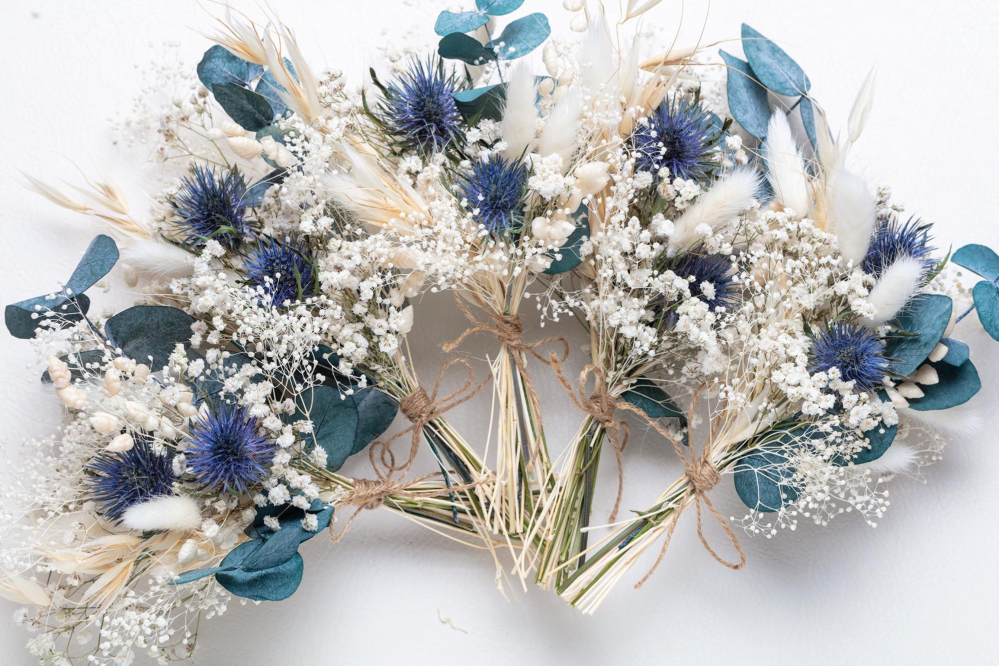 Trockenblumenstrauß, natürliche blaue Distel, Hochzeitsgetrocknete Blumenstrauß. Hochzeitsaccessoires, Blumendekor und Gesteck mit Schleierkraut
