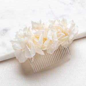 Wedding hair comb, white stabilized hydrangea comb, hairdressing accessory, flower comb, wedding hair pins, hair clips, Gypsophila hair pin,