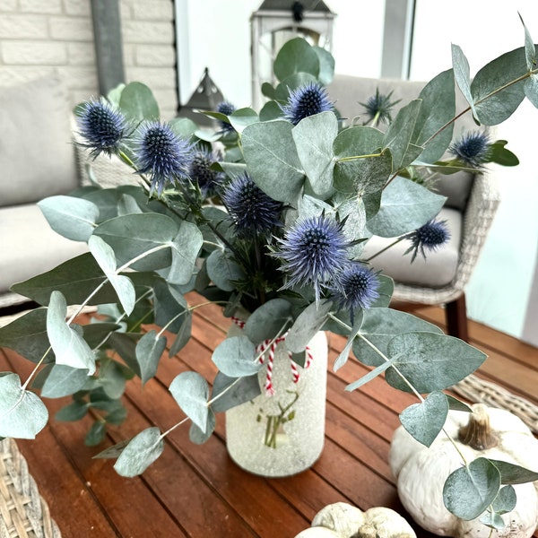 Frischblumenstrauß, Eukalyptus und Eryngium, CINEREA, Weihnachts-DIY-Blumenstrauß, Haushochzeitstagdekoration,