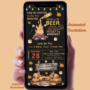 Könnte beinhalten: Animierte digitale Einladung zu einer Herbst-Lagerfeuerparty mit dem Text "You're Invited to Our Fall Bonfire" und "There'll Be Beer and an Open Flame What Could Possibly Go Wrong?" Die Einladung enthält Details zur Veranstaltung, wie Datum, Uhrzeit, Ort und RSVP-Informationen.
