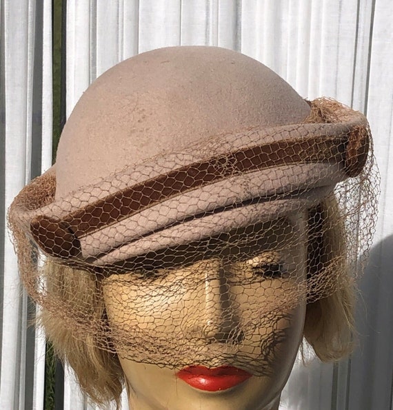 1930s Ladies Rolled Brim Veiled Neumann-Endler Woo