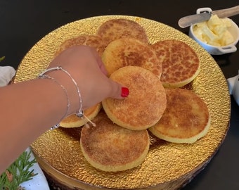 Brot HARCHA frisch gebackener Pfannkuchen mit Gries- und Thymiangeschmack - marokkanisches Essen