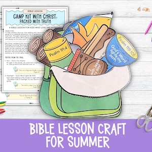 Peut inclure: Un bricolage de leçon biblique coloré pour enfants, avec un sac vert rempli de découpes sur le thème du camping, dont des bûches, une gourde et une boussole. Le texte indique "Camp Kit with Christ: Packed with Truth" et "Bible Lesson Craft for Summer."
