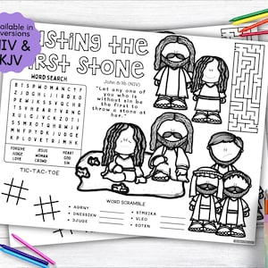 Puede incluir: Una página para colorear imprimible en blanco y negro con una búsqueda de palabras, un revoltijo de palabras y un laberinto. La página incluye un versículo bíblico de Juan 8:36, "Que cualquiera de ustedes que esté libre de pecado sea el primero en arrojarle una piedra."