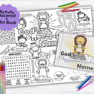 Puede incluir: Un juego de manteles individuales y minilibros de actividades en blanco y negro con el texto "God's Wonderful Names". El mantel individual incluye una búsqueda de palabras y un laberinto. También se ven lápices de colores.