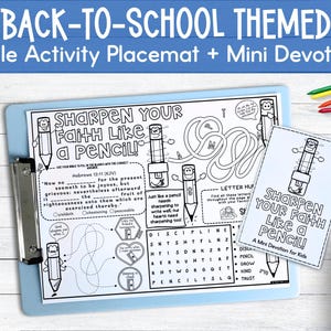 Puede incluir: Un portapapeles azul contiene un mantel individual de actividades bíblicas en blanco y negro y una mini tarjeta de devoción. El mantel individual presenta ilustraciones de lápices y el texto "SHARPEN YOUR Faith Like a PENCIL!". Lápices de colores en el fondo.