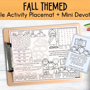 Könnte beinhalten: Ein herbstliches Bibel-Aktivitäts-Platzset und eine Mini-Andacht für Kinder. Das Platzset zeigt ein Kürbis-Labyrinth, Bibelverse und ein Wortsuchrätsel. Das Mini-Andachtsheft trägt den Titel "Pumpkin Patch of Praise".