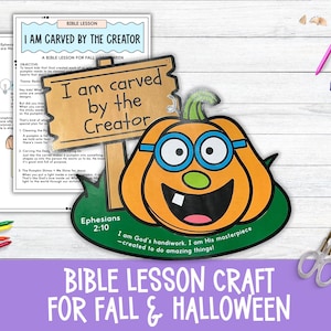 Può includere: Un colorato lavoretto di lezione biblica per l'autunno e Halloween. L'immagine presenta una zucca arancione sorridente con occhiali blu, un cartello con la scritta "I am carved by the Creator" e un foglio di lezione. Il testo in basso dice "Bible Lesson Craft for Fall & Halloween."