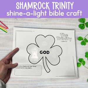 Może przedstawiać: Czarno-biała, drukowana kartka do rękodzieła przedstawiająca koniczynę z napisami "The Trinity" i "GOD" wewnątrz koniczyny. Tekst "1 Jana 5:7" również jest uwzględniony. Kartka do rękodzieła jest przeznaczona do aktywności z użyciem światła.