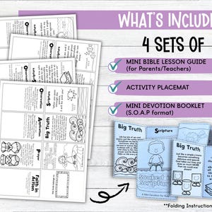 Op de afbeelding: Een set van vier mini Bijbellesgidsen, activiteitenplacemats en mini devotieboekjes. De boekjes bevatten illustraties en de tekst "Soaked in Scripture". De tekst "What's Included" staat bovenaan.