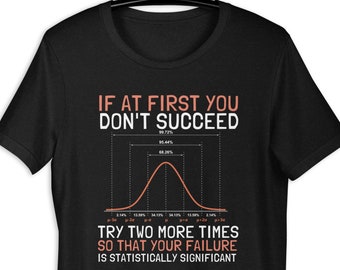 Puede incluir: Camiseta negra con un gráfico blanco de una curva de campana y el texto "IF AT FIRST YOU DON'T SUCCEED TRY TWO MORE TIMES SO THAT YOUR FAILURE IS STATISTICALLY SIGNIFICANT".
