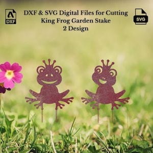 Puede incluir: Dos estacas de jardín de metal con forma de rana sonriente con corona. Las estacas son de color marrón rojizo y están colocadas en una zona de hierba. El texto "DXF & SVG Digital Files for Cutting King Frog Garden Stake 2 Design" está en la parte superior.