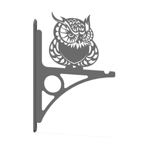 Peut inclure: Un support d'étagère en métal gris avec un hibou. Le hibou est perché sur un support décoratif avec une découpe circulaire. Le hibou présente des motifs de plumes détaillés et une poitrine en forme de cœur. Le support est conçu pour être monté sur un mur.