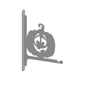 Puede incluir: Un soporte de pared de metal con una silueta de calabaza. La calabaza tiene una cara tallada con ojos, nariz y una amplia sonrisa.