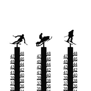 以下が含まれることがあります： 白い背景に、スキーヤー、スノーモービルに乗った人、そして別のスキーヤーの黒いシルエット。各シルエットの横に、35から48までの数字が書かれた黒い垂直の定規がある。