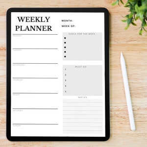 Può includere: Un planner settimanale su un tablet con sezioni per obiettivi, cose da fare e note. Il tablet è su una superficie di legno con una penna bianca accanto.