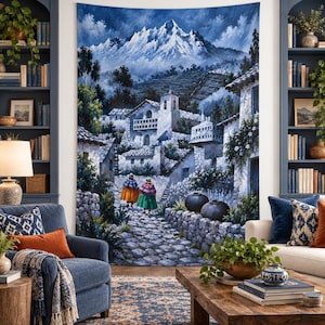 Peut inclure: Une grande tapisserie murale rectangulaire représentant un paysage peint d'un village avec un chemin pavé menant vers des montagnes enneigées. Deux personnages en vêtements traditionnels colorés marchent sur le chemin près de maisons en pierre.