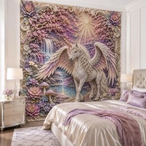 Puede incluir: Un gran tapiz de pared que presenta un unicornio alado blanco central frente a una cascada y un resplandor solar. La escena está enmarcada por tallas florales ornamentales de estilo tridimensional en tonos rosa, morado y crema, creando un paisaje texturizado.