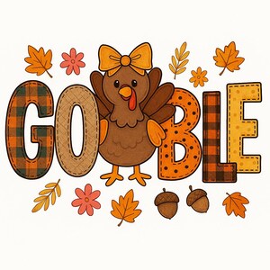 Könnte beinhalten: Grafik zum Thema Thanksgiving mit einem Cartoon-Truthahn mit gelber Schleife, umgeben von Herbstblättern, Blumen und Eicheln. Das Wort "GOBBLE" ist in genähten Buchstaben geschrieben, wobei das "G" und "B" ein Karomuster aufweisen.