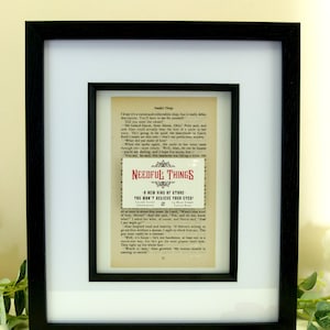 Needful Things - Wand Kunst - Originalseite mit &#39;Needful Things&#39; Visitenkarte