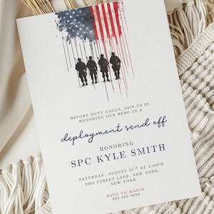 Op de afbeelding: Een witte uitnodigingskaart met een ontwerp van de Amerikaanse vlag en silhouetten van soldaten. De tekst luidt "deployment send off" en eert SPC Kyle Smith. Bevat evenementdetails en RSVP-informatie.