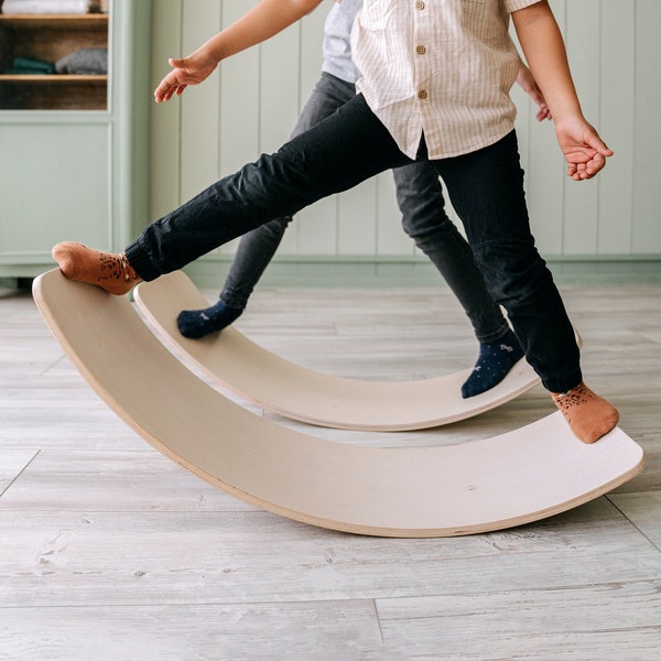 Montessori Holz Balance Board für Kinder - Geschwungenes Wackelbrett Balancing Toy