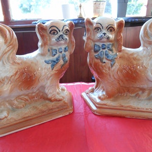 Paar vintage mantelhonden staffordshire pekinees