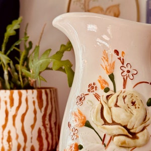 Pichet vintage fait main en céramique avec des fleurs image 5
