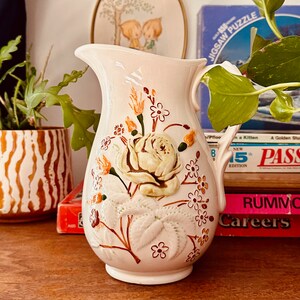 Pichet vintage fait main en céramique avec des fleurs image 1