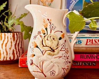 Pichet vintage fait main en céramique avec des fleurs