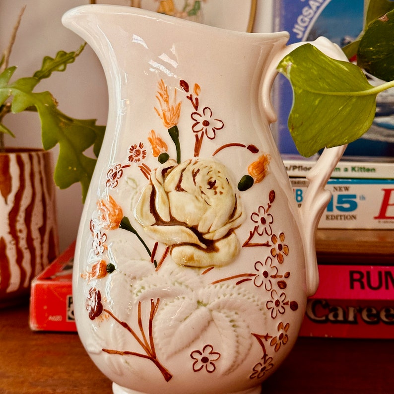 Pichet vintage fait main en céramique avec des fleurs image 6