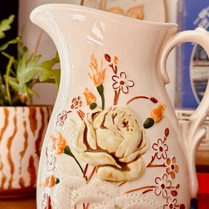Pichet vintage fait main en céramique avec des fleurs image 3