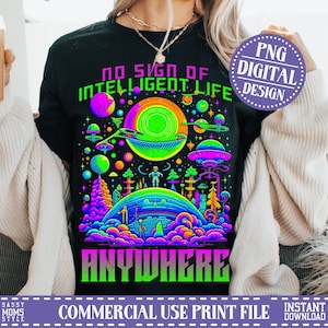Op de afbeelding: Zwart T-shirt met een neonkleurige afbeelding van een UFO-scène en de tekst "NO SIGN OF INTELLIGENT LIFE ANYWHERE". Het ontwerp bevat planeten, ruimteschepen en buitenaardse figuren. Een digitaal ontwerpbestand.