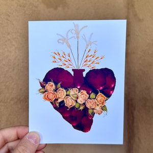 Cartão de felicitações com arte de flores prensadas em forma de coração assustado