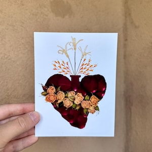 Cartão postal com arte de flores prensadas em forma de coração assustado