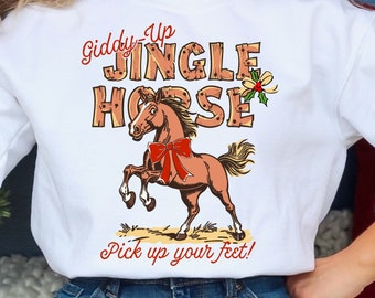 Puede incluir: Sudadera blanca con una ilustración de un caballo marrón y el texto "Giddy-Up Jingle Horse Pick up your feet!"