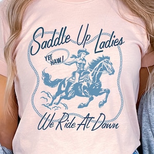 Retro Cowgirl "Saddle Up Ladies" PNG Sublimación de descarga digital instantánea, SVG Vintage Western T-shirt Graphic, Cowboy Tee Sublimation File