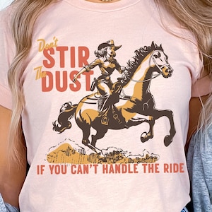 Retro cowgirl PNG Instant digitale download sublimatie, "Don't Stir The Dust If You Can't Handle The Ride", vintage western T-shirt afbeelding