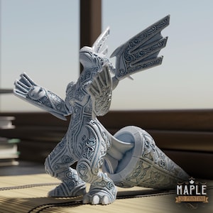 Può includere: Una statuetta di drago stampata in 3D di colore bianco con intricati motivi in filigrana sul corpo, sulle ali e sulla coda. La creatura è in una posa dinamica con le ali spiegate. Un piccolo logo nell'angolo riporta MAPLE 3D PRINTING.