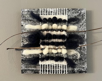 Un tejido único sobre un panel de madera texturizada.