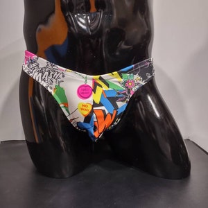 Traje de baño tipo bikini con parte trasera en T de malla transparente y diseño de dibujos animados para hombre de Rayze™ (anteriormente Nutshack™)