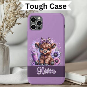 かわいいハイランド牛の携帯電話ケース、パーソナライズされたカスタム iPhone、Samsung、Pixel、牛の携帯電話ケース、パーソナライズされたハイランド牛の携帯電話ケース、パープル。
