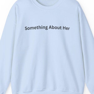 Sudadera unisex Heavy Blend Crewneck, Algo sobre ella, reglas de Vanderpump, equipo ariana, Idea de regalo