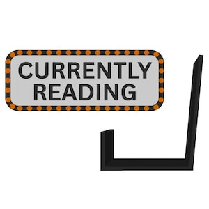 Op de afbeelding: Een rechthoekig bord met een lichtgrijze achtergrond en zwarte tekst die CURRENTLY READING luidt, omringd door een rand van kleine oranje stippen. Onder het bord bevindt zich een zwarte L-vormige beugel met een platte basis.
