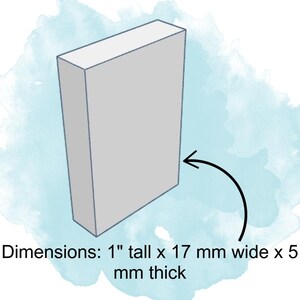 Peut inclure: Un bloc rectangulaire blanc de 1 pouce de haut, 17 mm de large et 5 mm d'&eacute;paisseur. Le bloc est pr&eacute;sent&eacute; sur un fond aquarelle bleu clair.