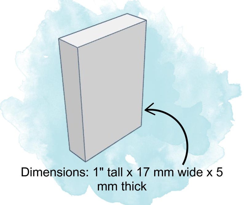 Peut inclure: Un bloc rectangulaire blanc de 1 pouce de haut, 17 mm de large et 5 mm d'&eacute;paisseur. Le bloc est pr&eacute;sent&eacute; sur un fond aquarelle bleu clair.