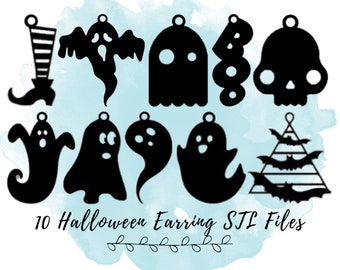 Op de afbeelding: Zwarte Halloween-oorbelontwerpen, waaronder geesten, een heksenbeen, een schedel en vleermuizen. De tekst "10 Halloween Earring STL Files" wordt weergegeven in een decoratief lettertype. De oorbellen hebben een kleine lus aan de bovenkant.