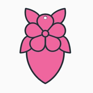 Op de afbeelding: Een roze bloemvormige hanger met een zwarte omtrek. Het ontwerp heeft een bloem aan de bovenkant en een druppelvorm aan de onderkant. Er zit een klein gaatje aan de bovenkant om op te hangen. De hanger is effen roze.